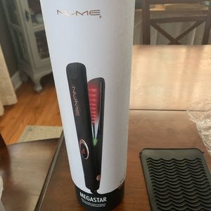 Nume Megastar Flat Iron